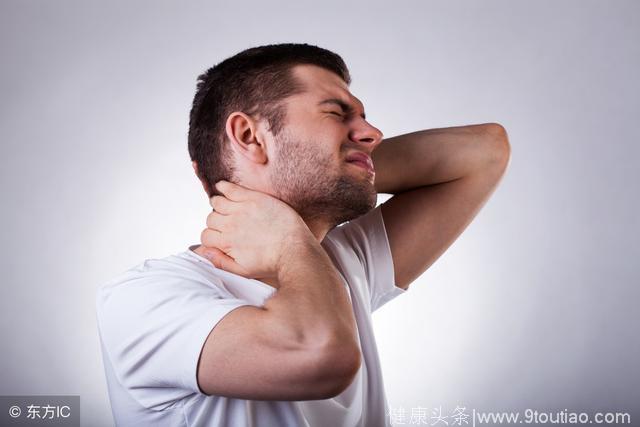 脖子僵硬疼痛，警惕颈椎疾病的出现，需及时就医