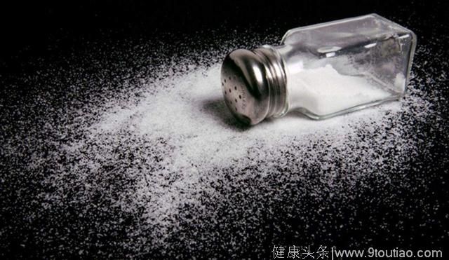 你家的食盐都拿去干嘛了？知道食盐还可以催吐吗？