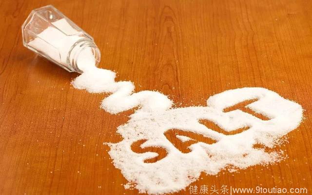 你家的食盐都拿去干嘛了？知道食盐还可以催吐吗？