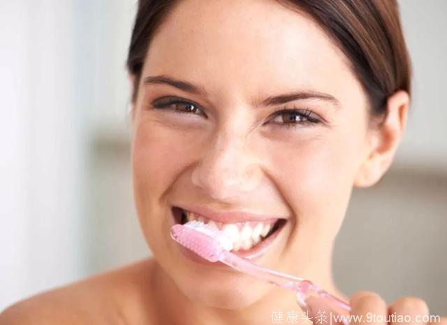 一口洁白整齐的牙齿和温润好闻的吐息，会成为你最直接的加分项