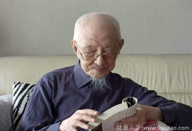 中医100岁尚未退休，耳不聋眼不花，谈起长寿，他总结了8个字
