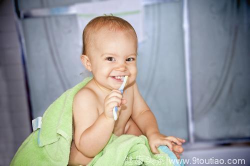 如何帮助婴儿清理牙口腔