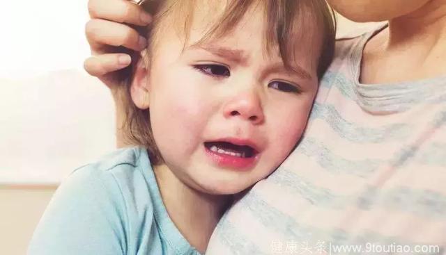 孩子哭得撕心裂肺，妈妈应该怎么做？心理学家给出答案！