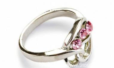 心理测试：任选一个戒指，测你与你的结婚伴侣相差几岁