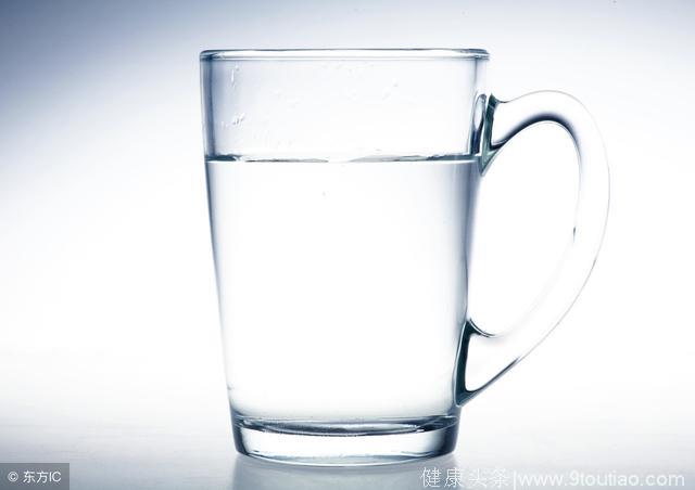 对付高血压 早晚一杯水是关键 专家：一杯养生 一杯救命