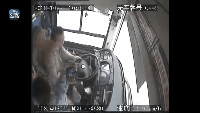 重庆公交车坠江事件，48岁女乘客刘某和42岁男司机冉某疑似更年期