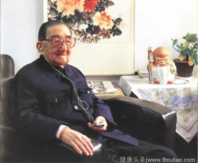 他保持着中科院院士的长寿纪录，107岁却吸烟吸了60年为何长寿？