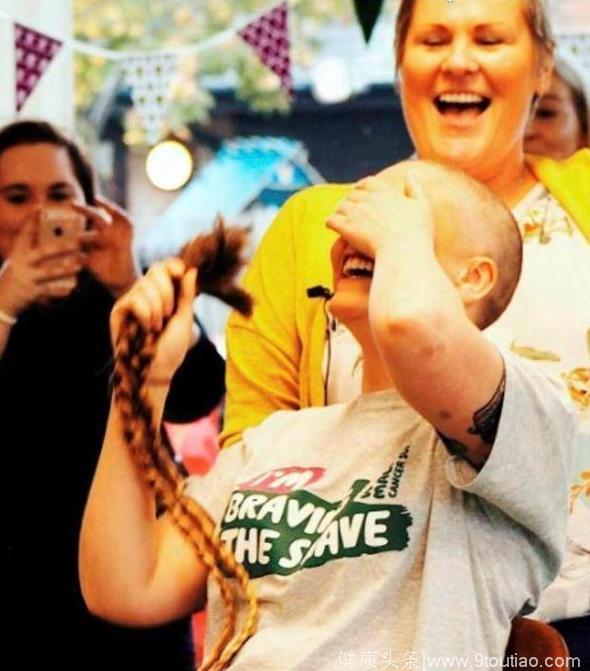 女子15年未剪发，为赞助癌症组织一举剪成光头，筹3万资金！