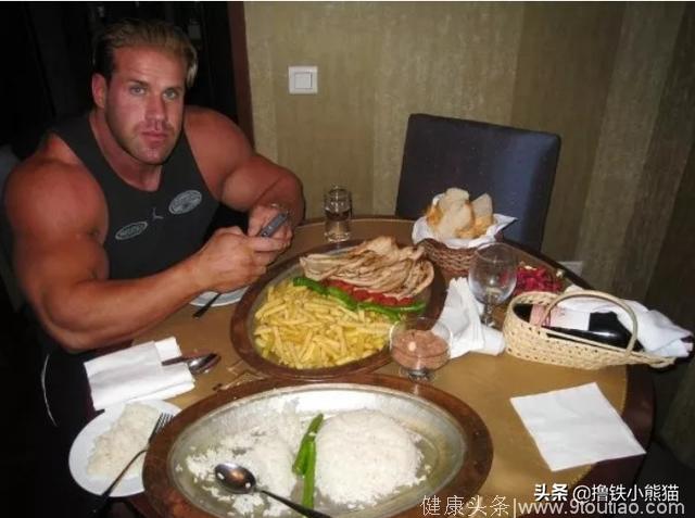 肌肉男一顿吃多少饭？绝对让你难以置信！