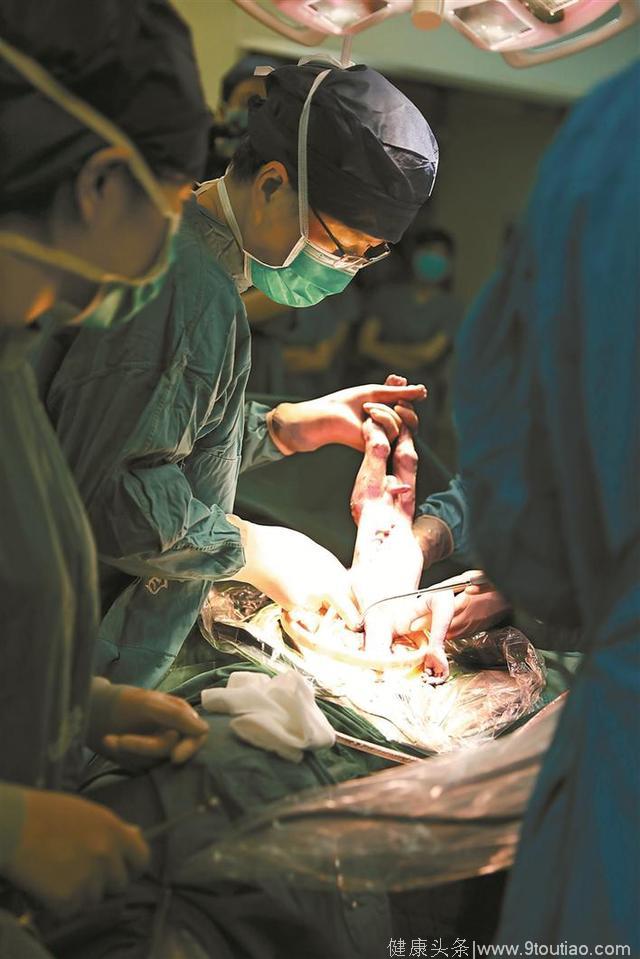 中国首个移植子宫内孕育宝宝西京医院出生