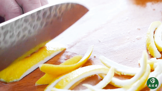 柠檬皮丢掉太浪费了，做成清新健脾的柠檬条，多种吃法