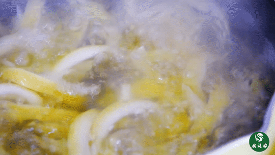 柠檬皮丢掉太浪费了，做成清新健脾的柠檬条，多种吃法