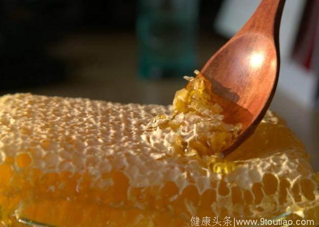 喝蜂蜜到底能不能治便秘？蜂蜜有两种食疗功效，被过度神话了