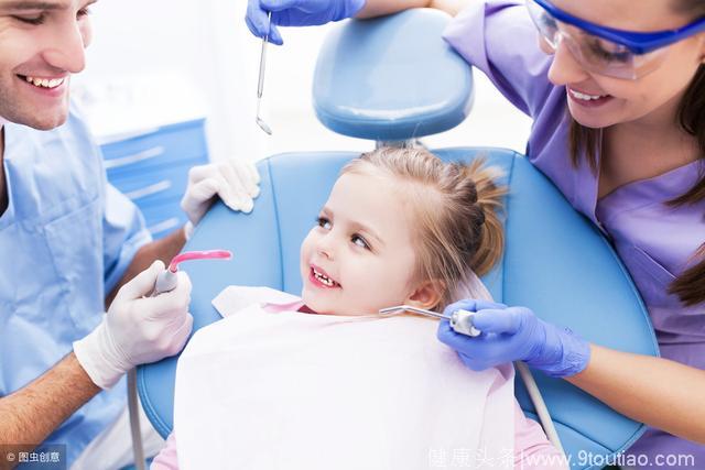 孩子蛀牙了，是及时去医院治疗还是等待孩子自己换牙呢？