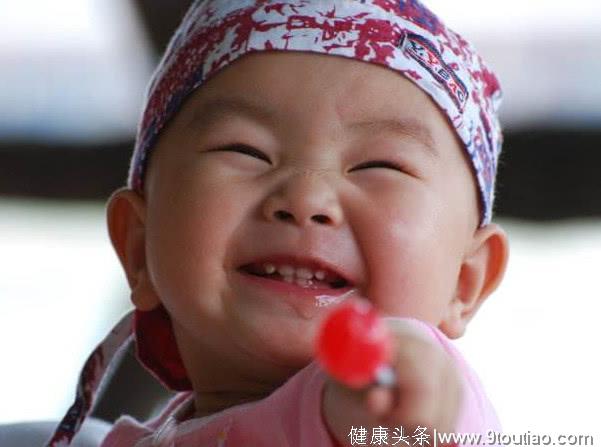 想要宝宝长出一口好牙，从长乳牙开始就要给他清洁口腔刷牙了