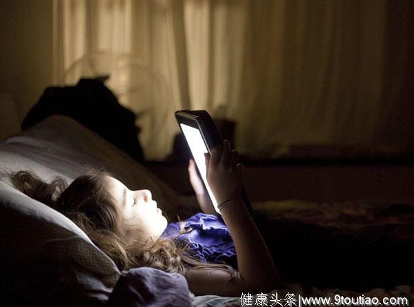 长期躺着玩手机，结果会发生什么？身体可能要承受7件“麻烦事”