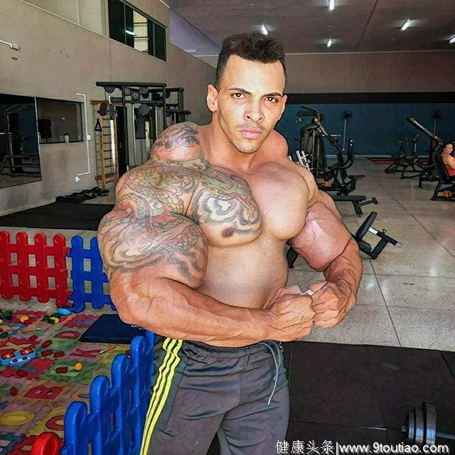 口嗨型选手？巴西肌肉男想挑战伊朗绿巨人，自信肌肉比他更大