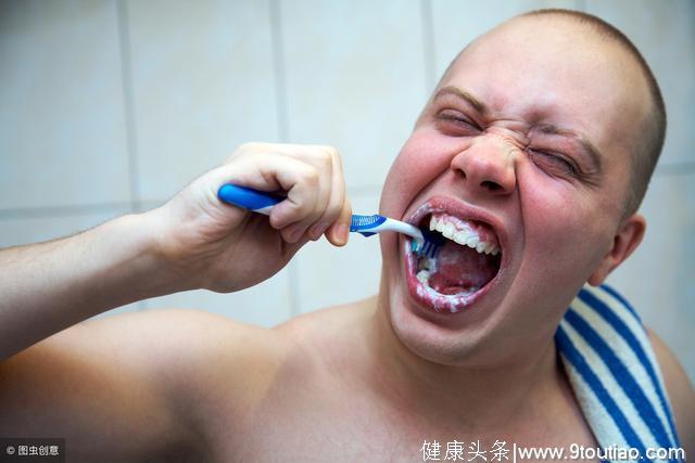 研究发现，每天刷牙不足2次的男性出现勃起功能障碍的可能性高3倍