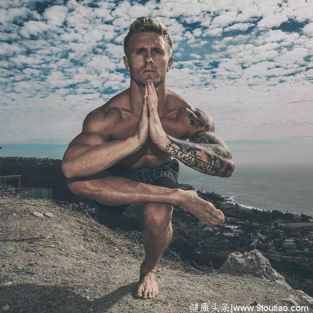 瑜伽肌肉男：练习腹肌+胸肌，根本不用吃蛋白粉，每天练就行了