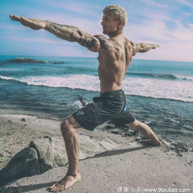 瑜伽肌肉男：练习腹肌+胸肌，根本不用吃蛋白粉，每天练就行了
