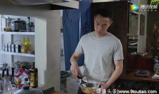 杨祐宁承认《都挺好》美食烹饪使用替身 爆被姚晨掐胸肌毫无借位