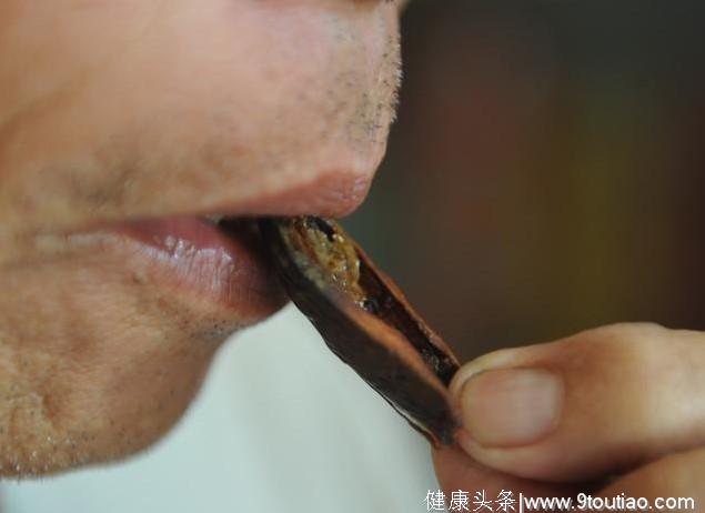 28岁男子长期嚼摈榔，并发4种癌症，悔恨痛哭：这种食物太害人！