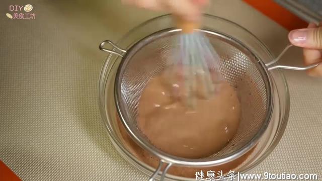 「烘焙教程」5分钟教你做巧克力奶油甜甜圈，新手食谱
