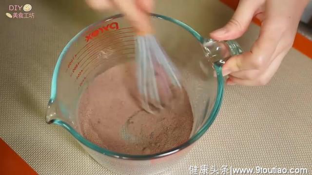 「烘焙教程」5分钟教你做巧克力奶油甜甜圈，新手食谱