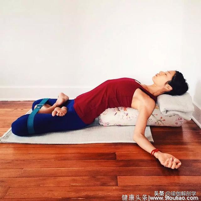 一个瑜伽动作躺着练，再也不会圆肩驼背啦！