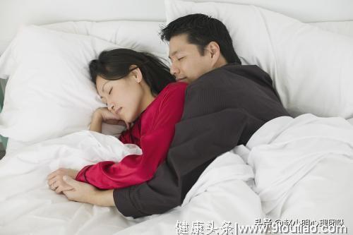 心理学家：女人出轨了，还是喜欢抱着老公睡，主要有这些目的