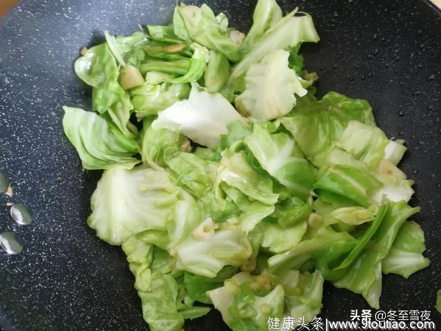 春季冷暖不定，要常吃些这个蔬菜，预防感冒，这个做法搭配太好了