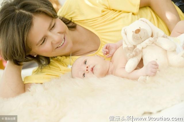 宝宝抱着就睡一放就醒，医学博士：婴儿落地醒，在子宫里养成习惯