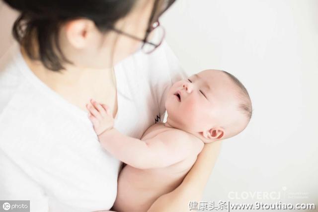 宝宝抱着就睡一放就醒，医学博士：婴儿落地醒，在子宫里养成习惯