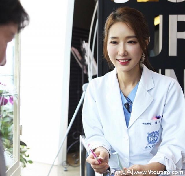 50岁韩国女牙医，颜值比18岁女儿还高，保养得当更要坚持运动