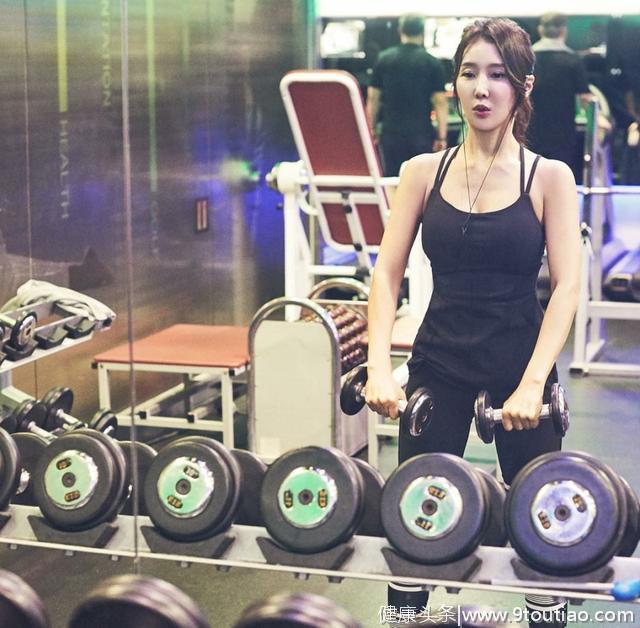 50岁韩国女牙医，颜值比18岁女儿还高，保养得当更要坚持运动