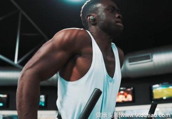 非洲黑人与亚洲人一起开始健身，半年后肌肉差距就显现出来了