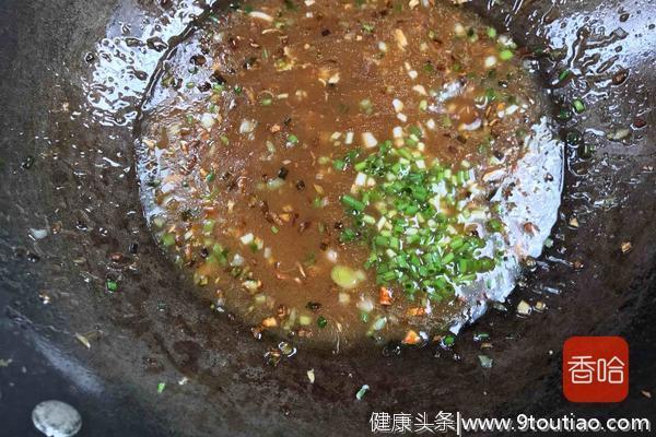 这种菜梗，别把它当垃圾扔了，简单炒一炒，比吃大鱼大肉都香！