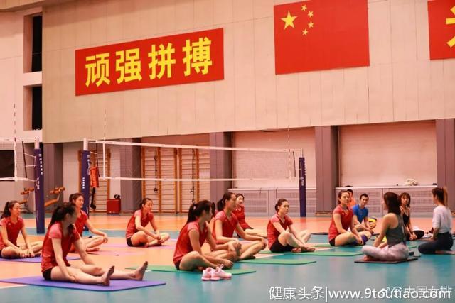 中国女排训练出新招郎平把瑜伽搬到训练馆，网友：满屏都是大长腿