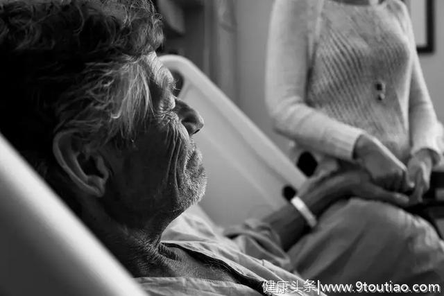 遇见死亡：他用照片记录癌症父亲的最后17天