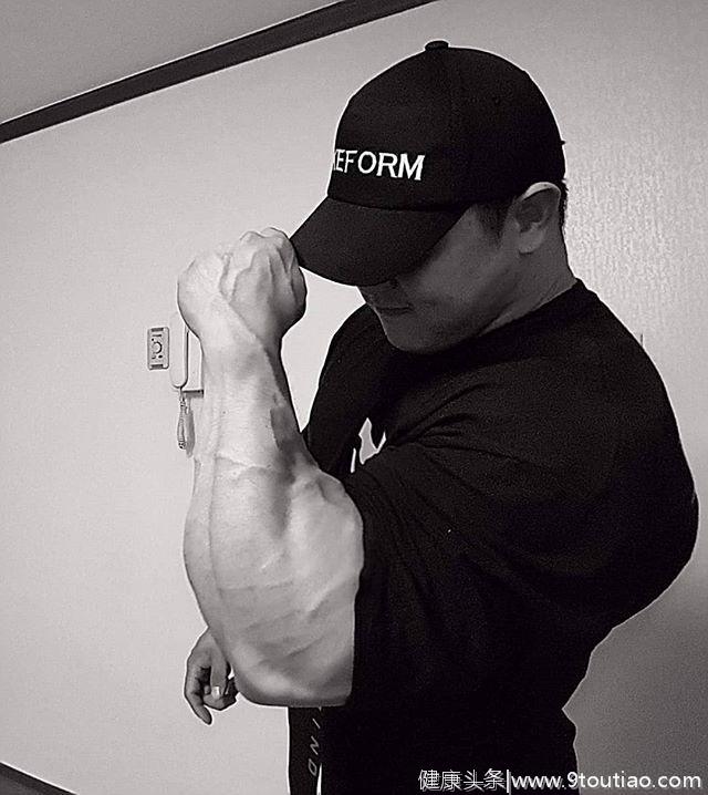 韩国巨臂哥，健身练到住院抹眼泪，肌肉越强大内心越懦弱？