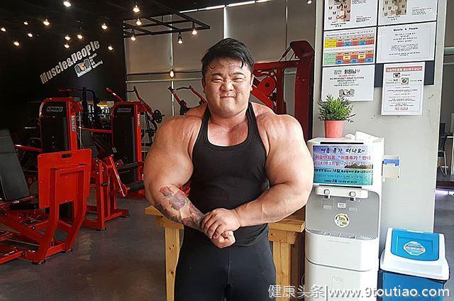 韩国巨臂哥，健身练到住院抹眼泪，肌肉越强大内心越懦弱？