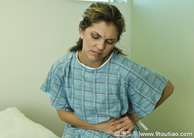 22岁女孩大量出血晕倒，查出宫颈癌，医生痛心：经期3件事做不得