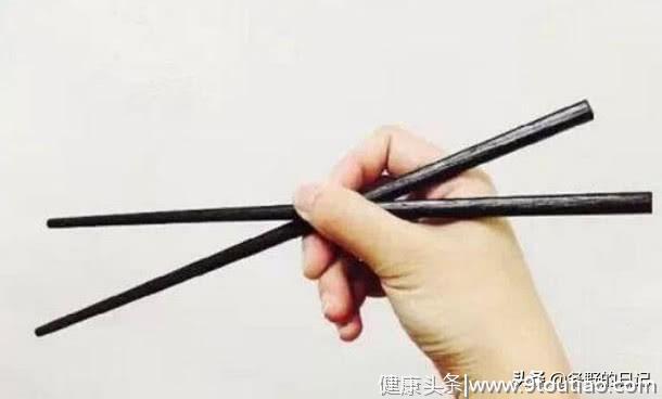 心理学家：你拿筷子的姿势，决定着你会在何时结婚，十有九准！