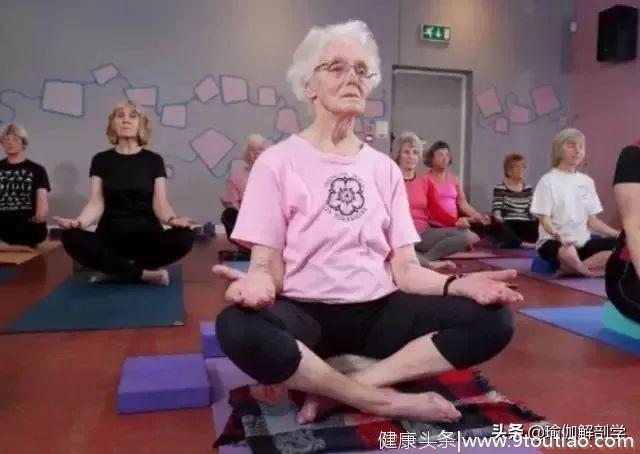 这个奶奶67岁才开始练瑜伽，100岁成为最美的瑜伽女神！