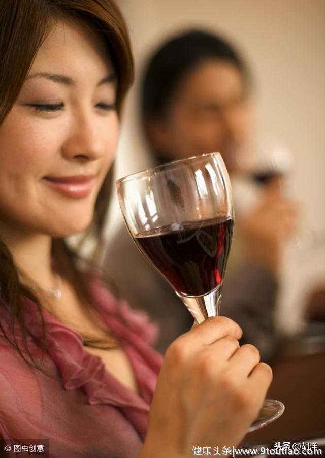 高血压喝酒是火上浇油，只会加快高血压病程，并没有疏通血管作用