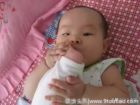 小宝宝不吃手就是发育问题？吃手上瘾手指、牙齿变形？