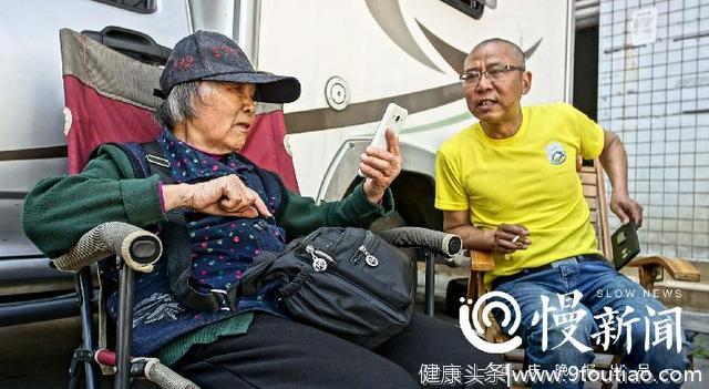 每年外出旅游，登上珠峰大本营、爱耍朋友圈、牙齿一颗没掉……91岁老奶奶实力诠释“不服老”