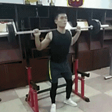 健身房里经常用到的动作杠铃深蹲，教大家如何规范练习！