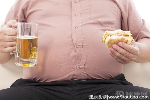 连续喝了一个月啤酒，133公斤的他竟瘦下来30斤，怎么做到的