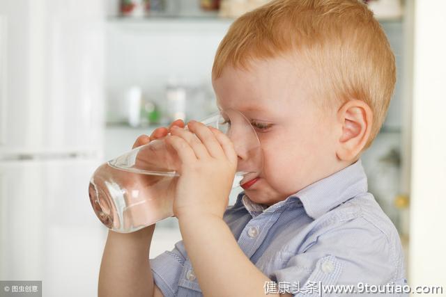 多喝水是直男式冷酷？别说，孩子感冒多喝水有这 4 个好处！